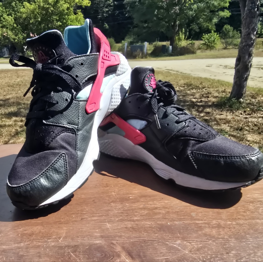Nike Air Huarache – Retro Runner Vibes | Women’s US 10.5, Black & Pink